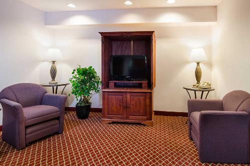 Econo Lodge Inn & Suites - Unicoi, TN