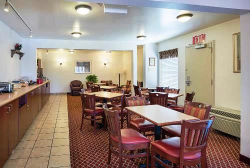 Econo Lodge Inn & Suites - Unicoi, TN